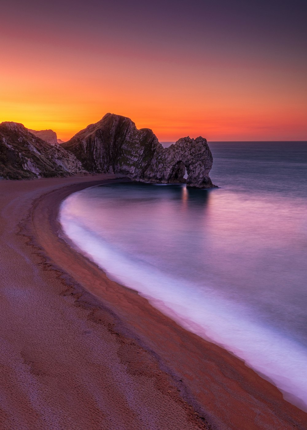 falésia do mar durante a hora dourada