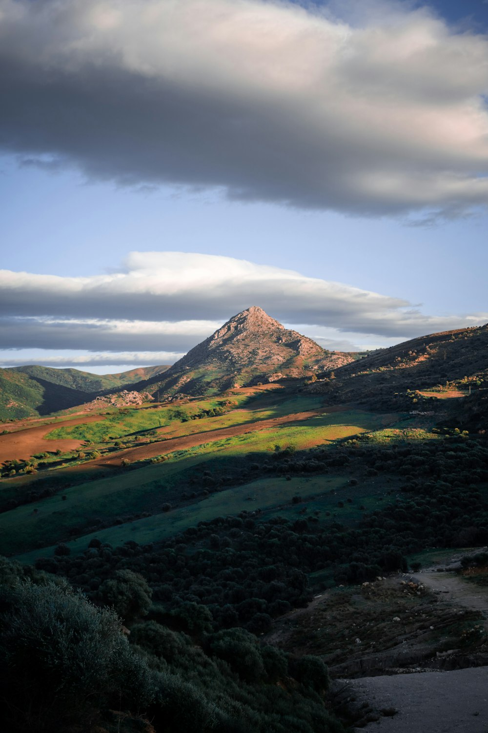 montanha verde sob céu nublado