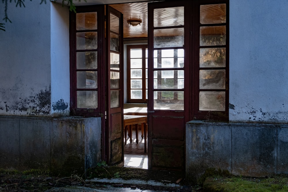 porte en bois brun ouverte