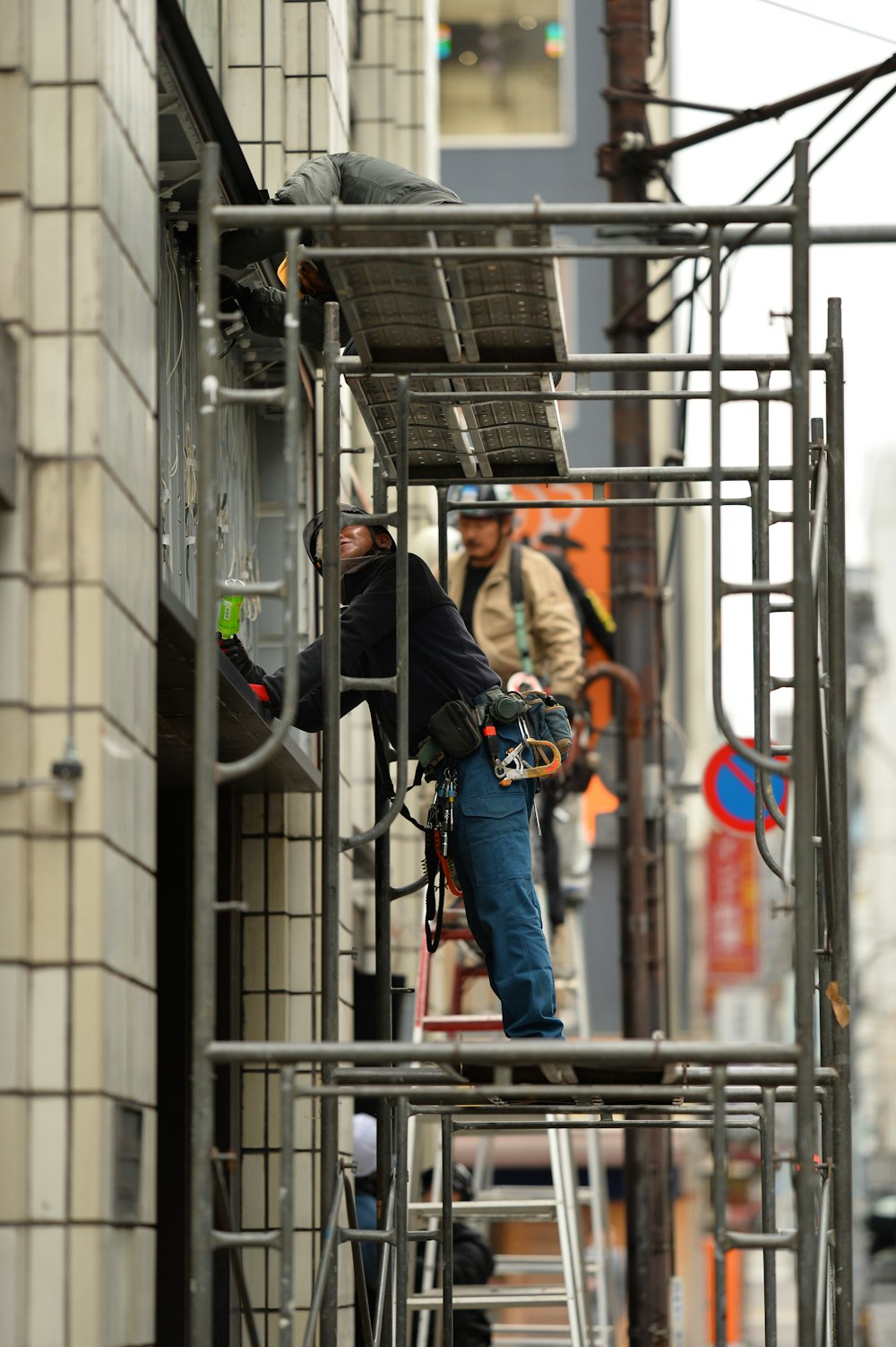 Dos hombres de pie sobre un andamio