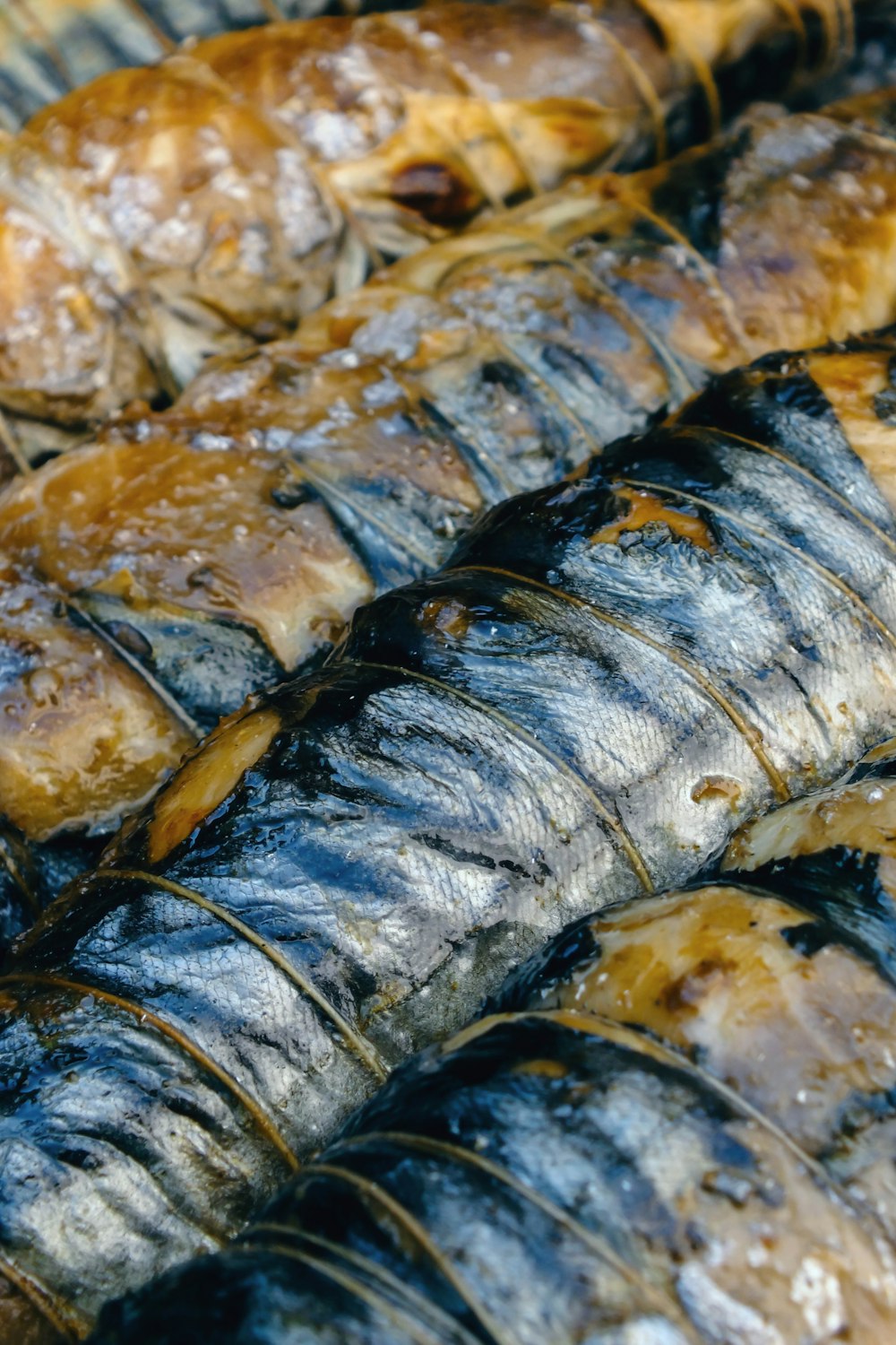 Fotografía de enfoque selectivo de brochetas de pescado