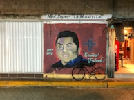 A mural painted on a wall showing Rafael León Segovia’s portrait with the words 'Libertad para Lafita León'.