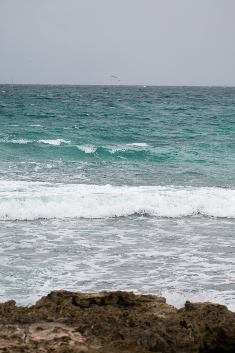 sea waves during daytime