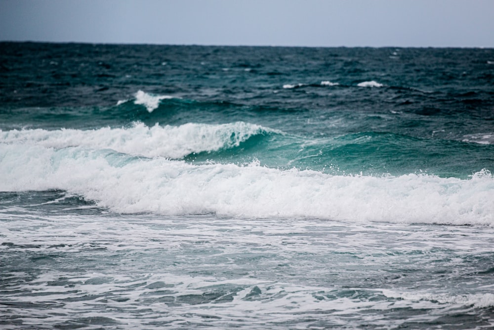 sea waves during daytime