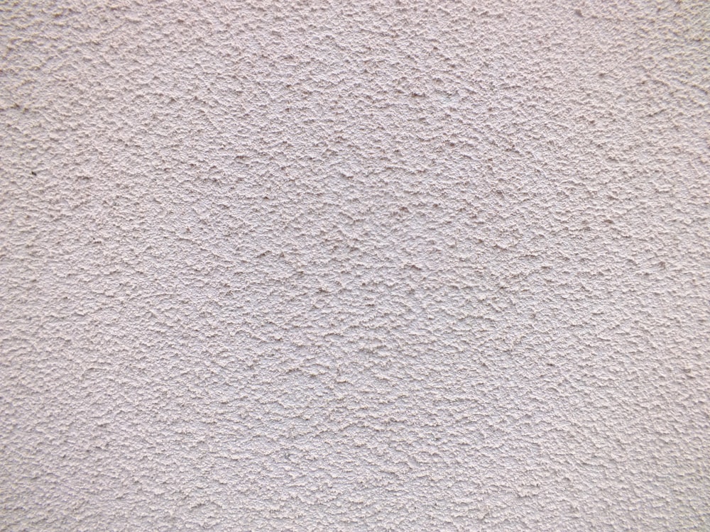 Un primo piano di una parete di stucco bianco