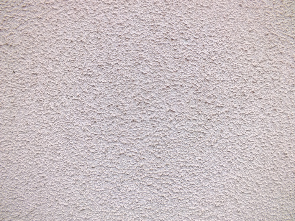 Un primer plano de una pared de estuco blanco