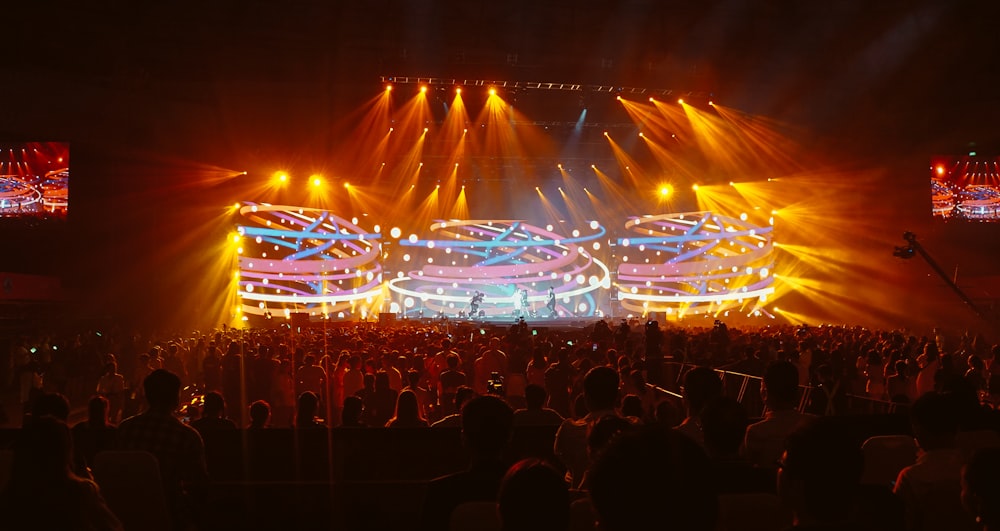 Multitud frente al escenario iluminado