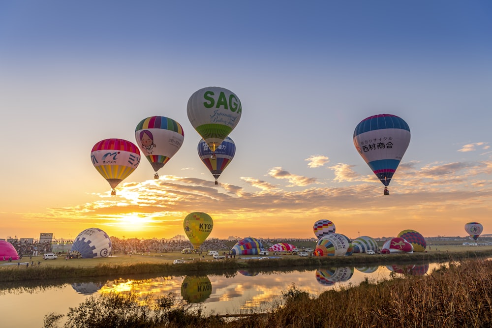 Heißluftballons fliegen während der goldenen Stunde