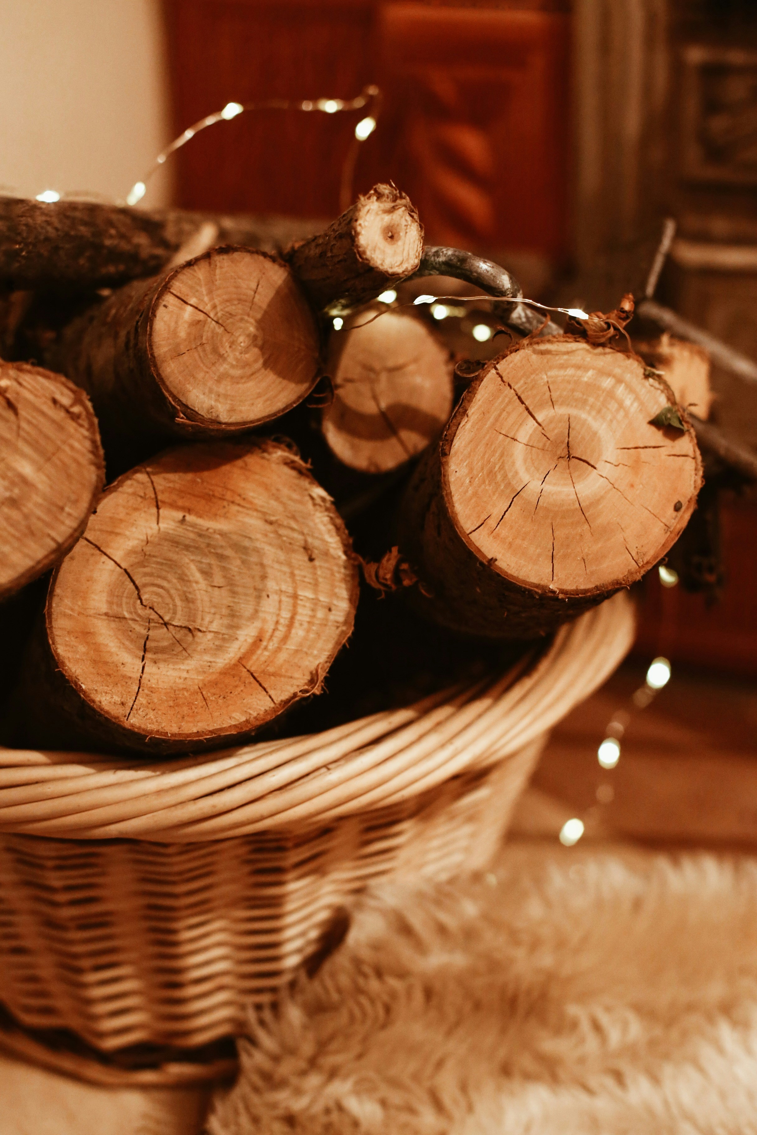 bois de chauffage brun dans le panier
