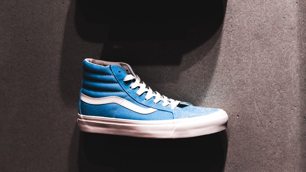 Madison subtítulo Escalera Foto Zapatilla alta vans azul – Imagen Zapato gratis en Unsplash