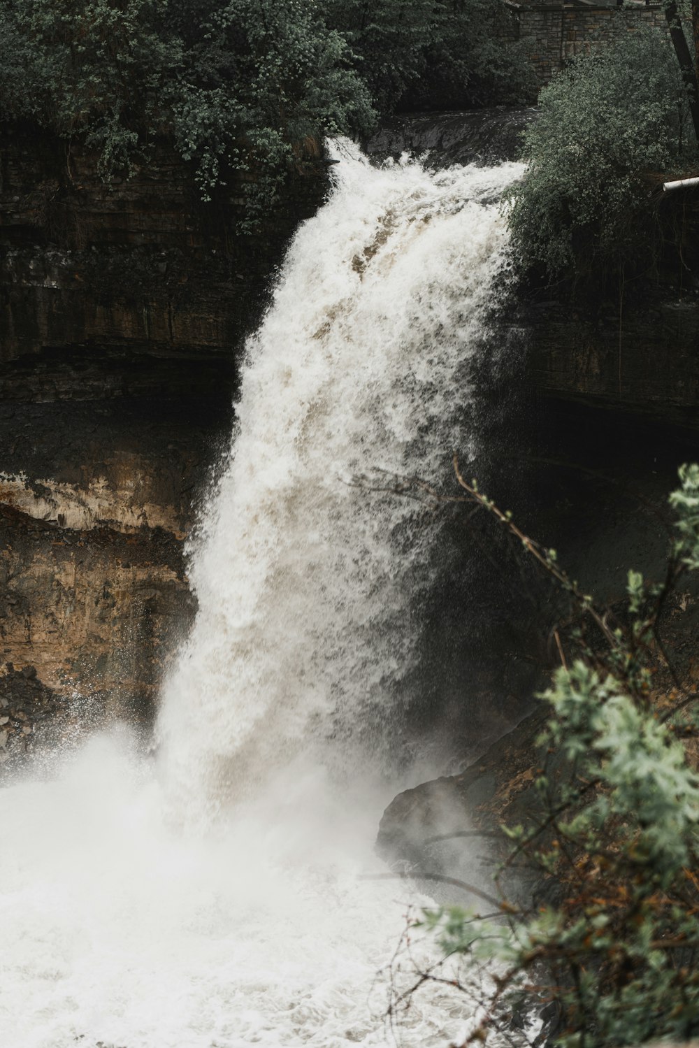 Cascate limpide durante il giorno