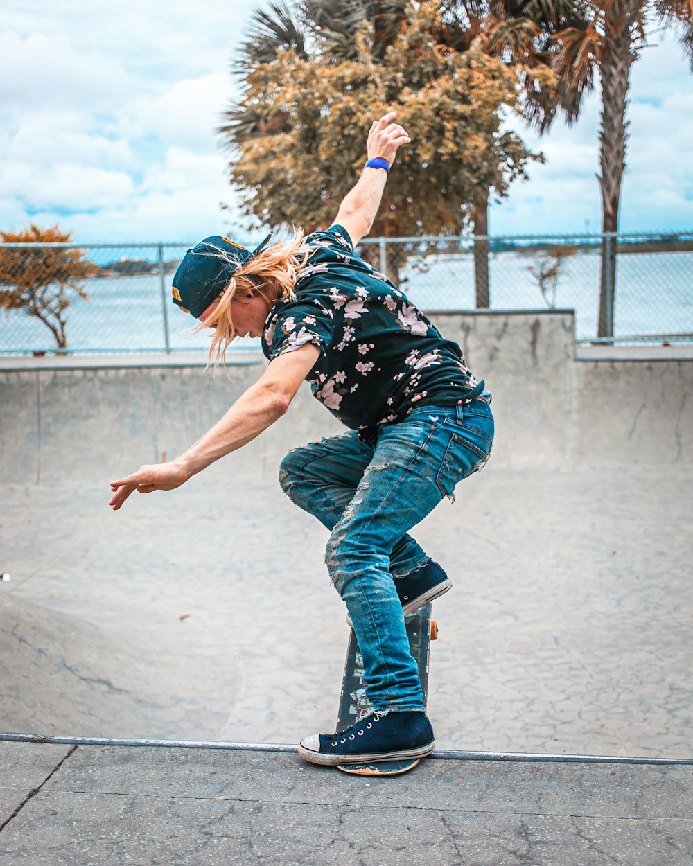 Skateboarder macht Stunts