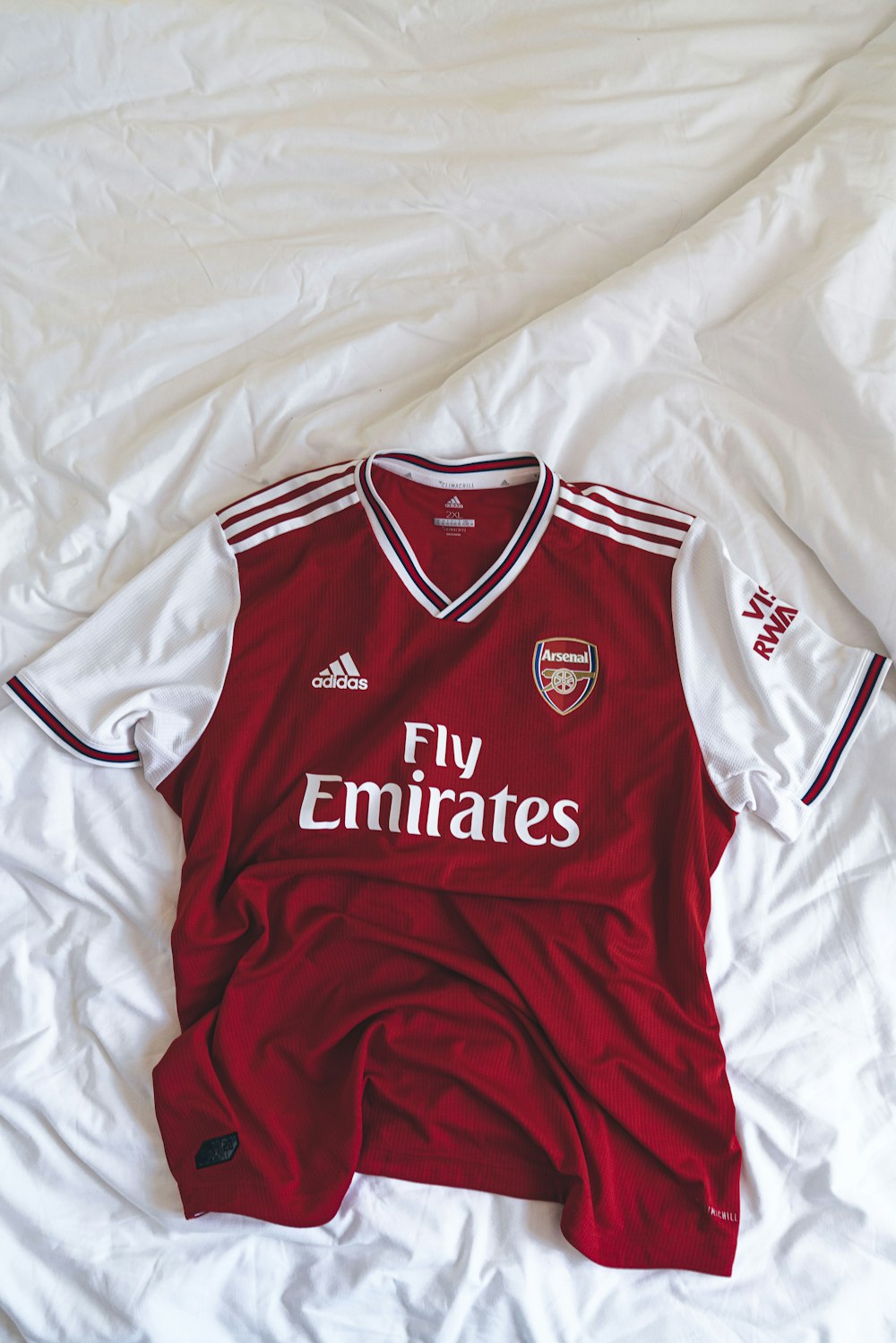 beneficio mostaza agricultores Foto camiseta roja y blanca adidas Fly Emirates – Imagen Arsenal gratis en  Unsplash