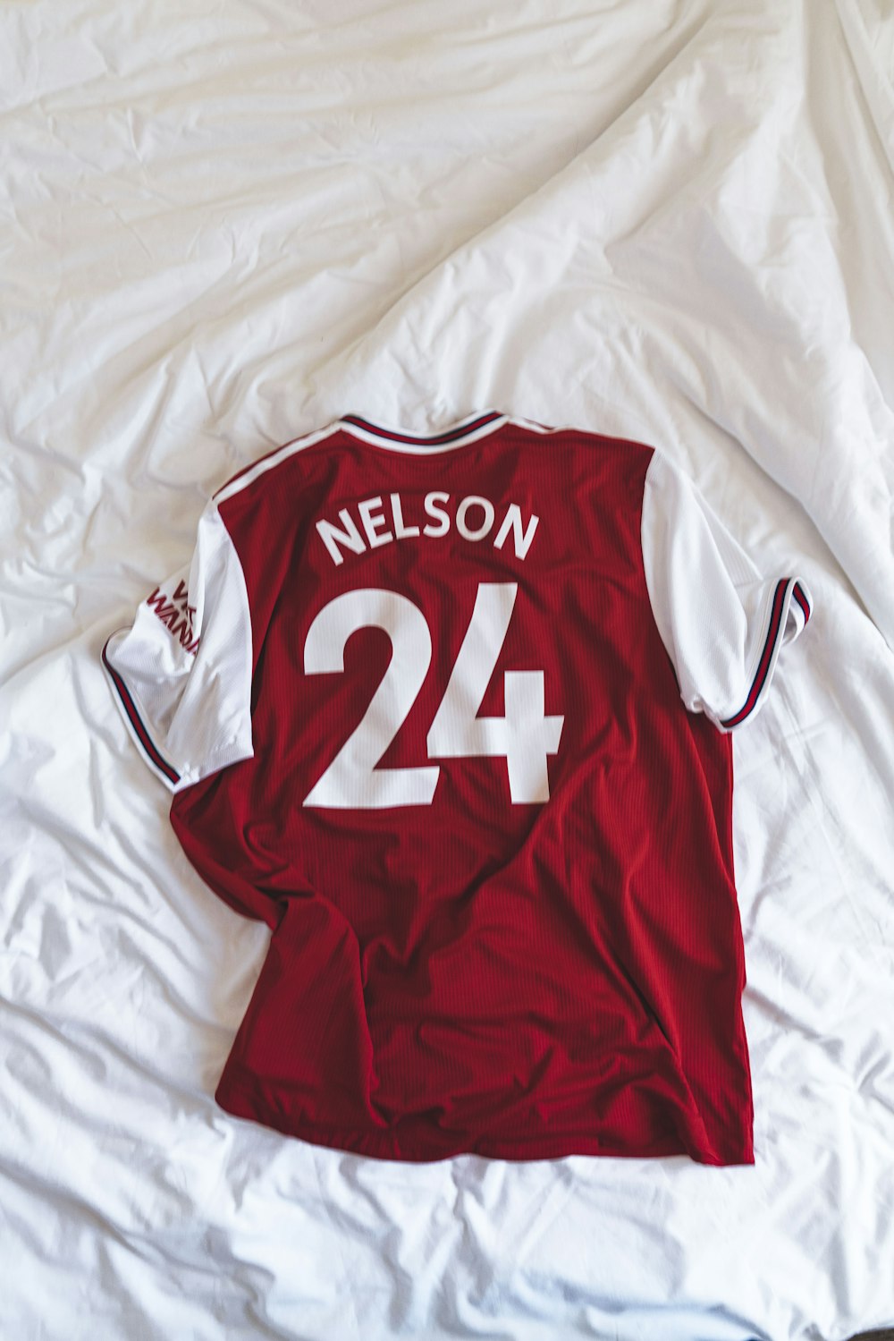 rot-weißes Nelson 24 Jersey Hemd