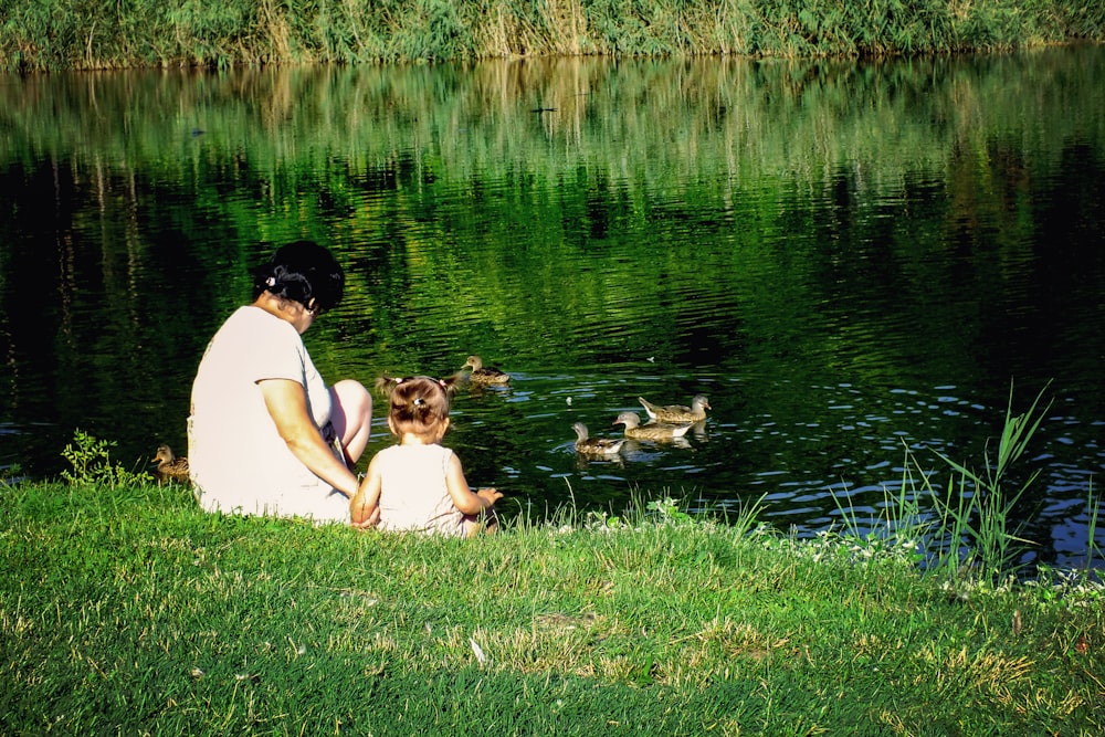 여자와 소녀 근처 연못