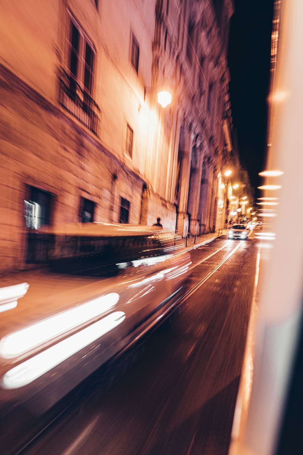 uma foto borrada de uma rua da cidade à noite