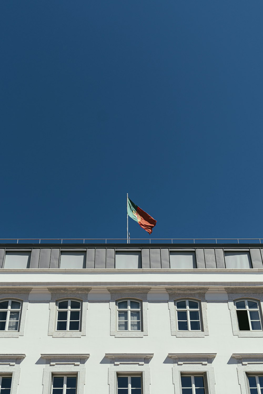 Bandera en el techo