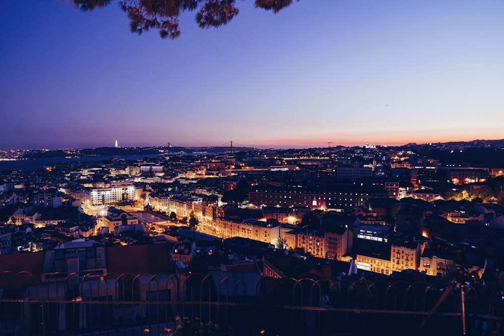 Una vista di una città di notte da una collina