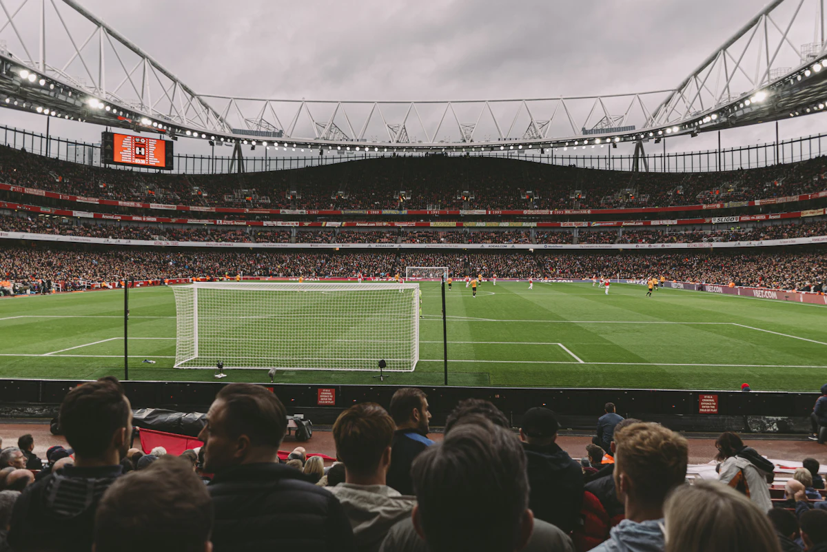 Blick aus der Fankurve auf den Rasen eines englischen Stadions