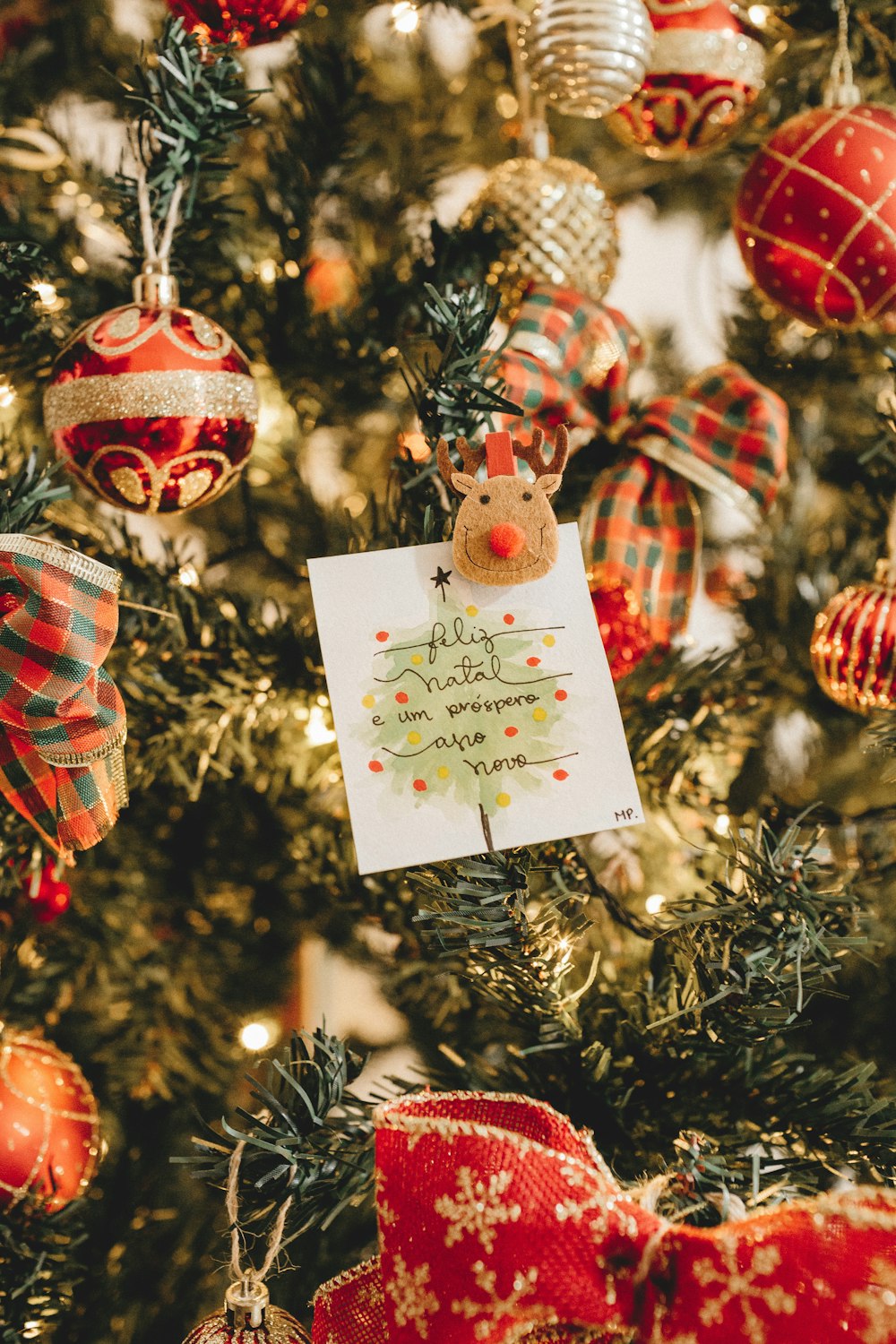 Weihnachtsbaum mit Ornamenten