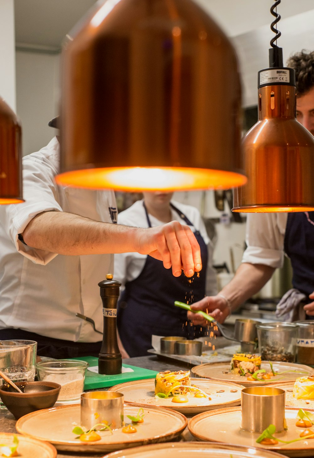 Chef que prepara alimentos