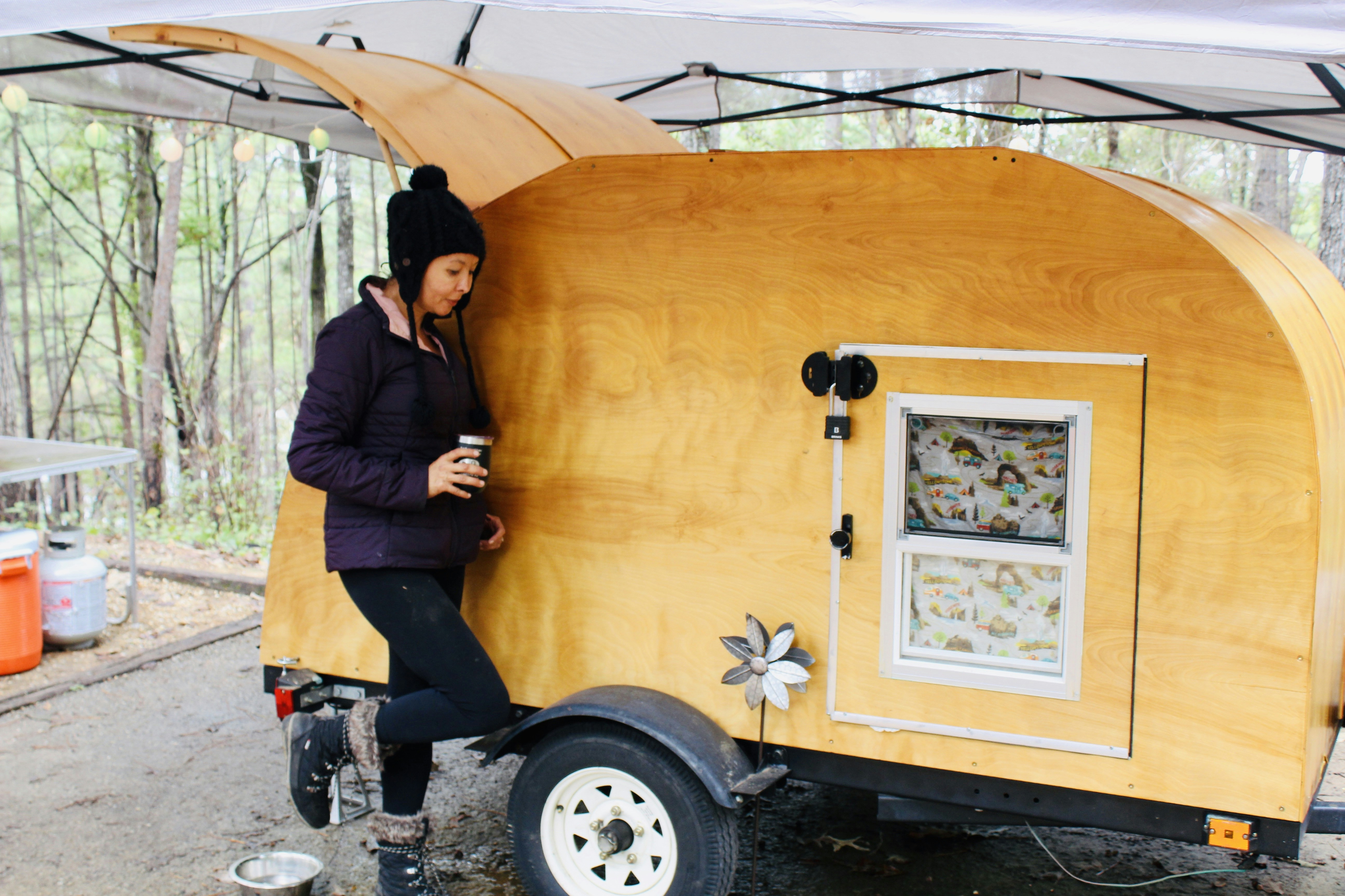 donna vicino al camper della roulotte