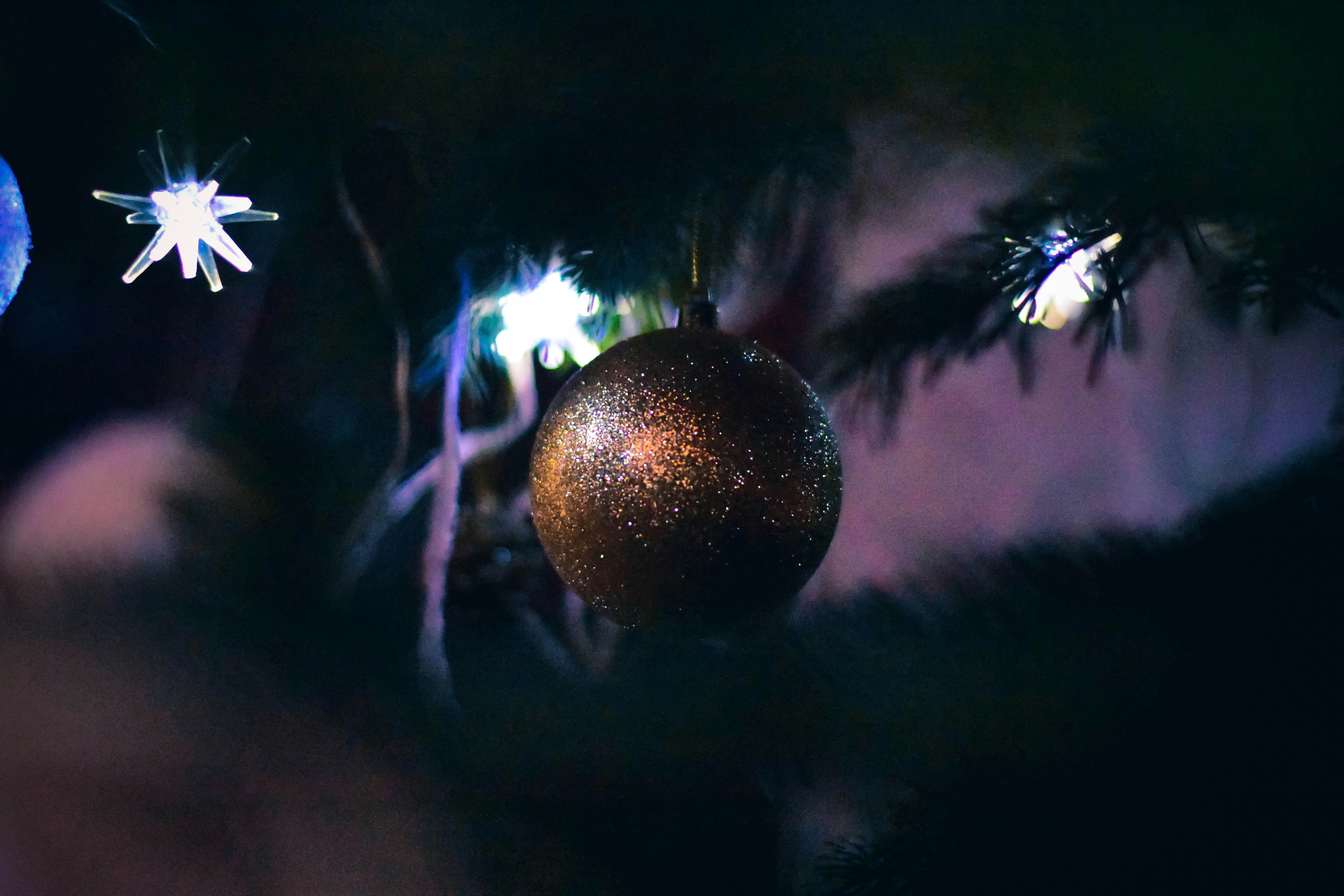 Selektive Fokusfotografie von brauner Kugel am Weihnachtsbaum