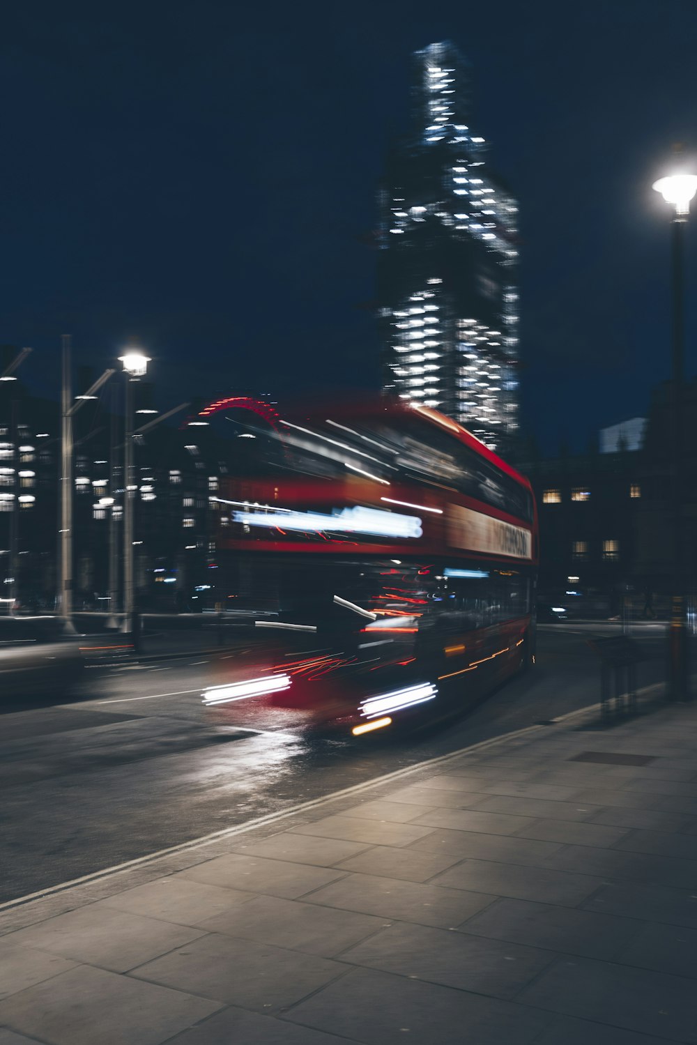 Fotografía roja de autobús de dos pisos