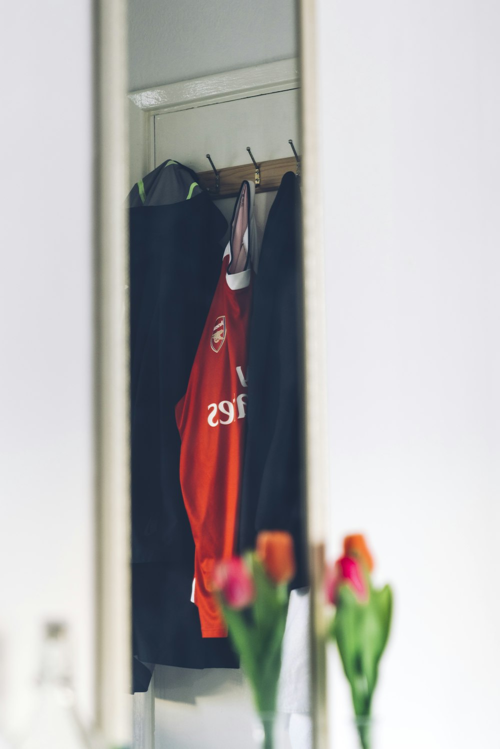 Camiseta roja de Fly Emirates colgada en el armario