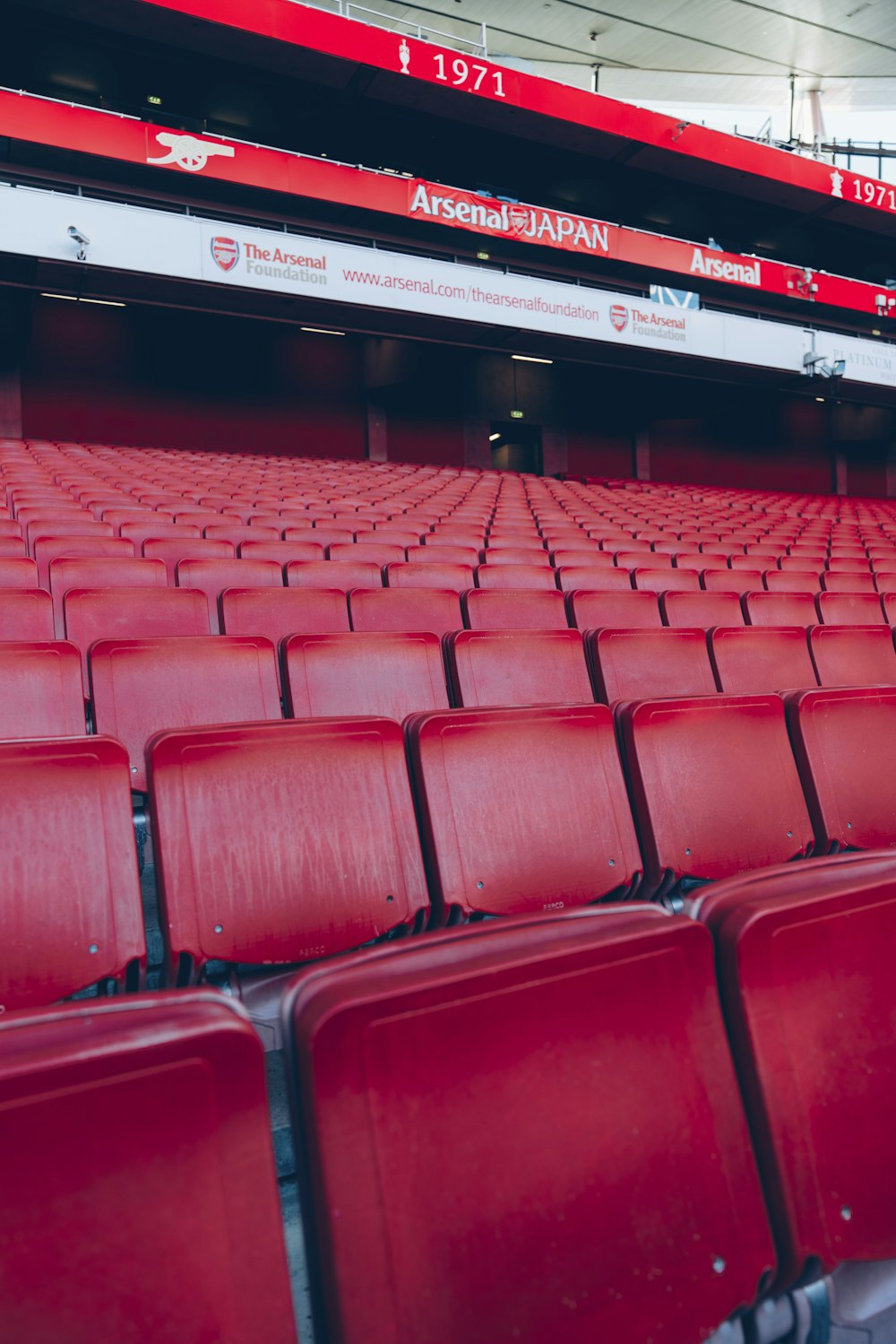 赤いスタジアムの椅子