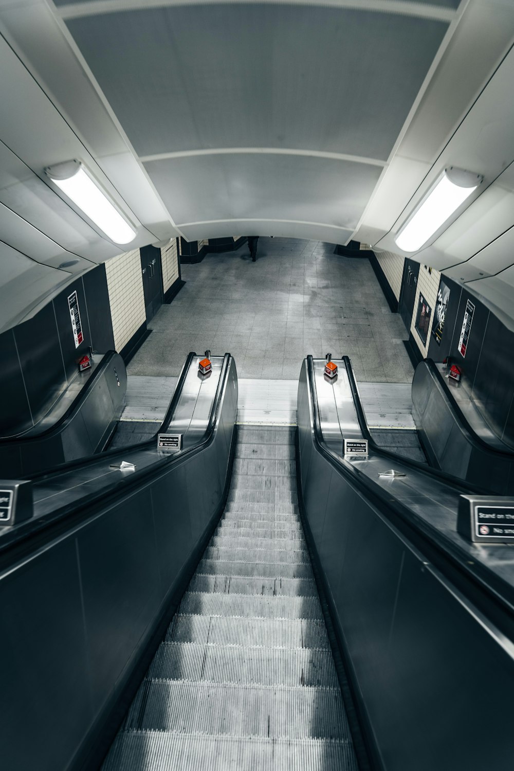 Fotografía de escaleras mecánicas