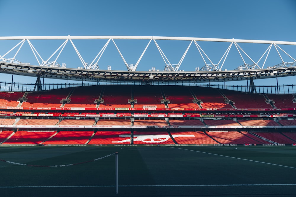 Stade de terrain de football sans personne pendant la journée