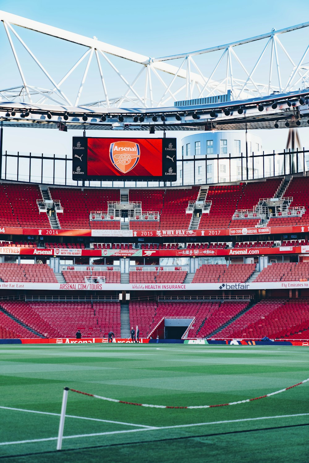Emirates Stadium là nơi đón chào những cổ động viên trung thành nhất của Arsenal. Nó không chỉ là nơi để xem bóng đá, đây còn là nơi để sống những kỷ niệm tuyệt vời nhất với cùng một đam mê. Hãy tìm hiểu sân Emirates - một trong những kì quan thế giới của bóng đá.