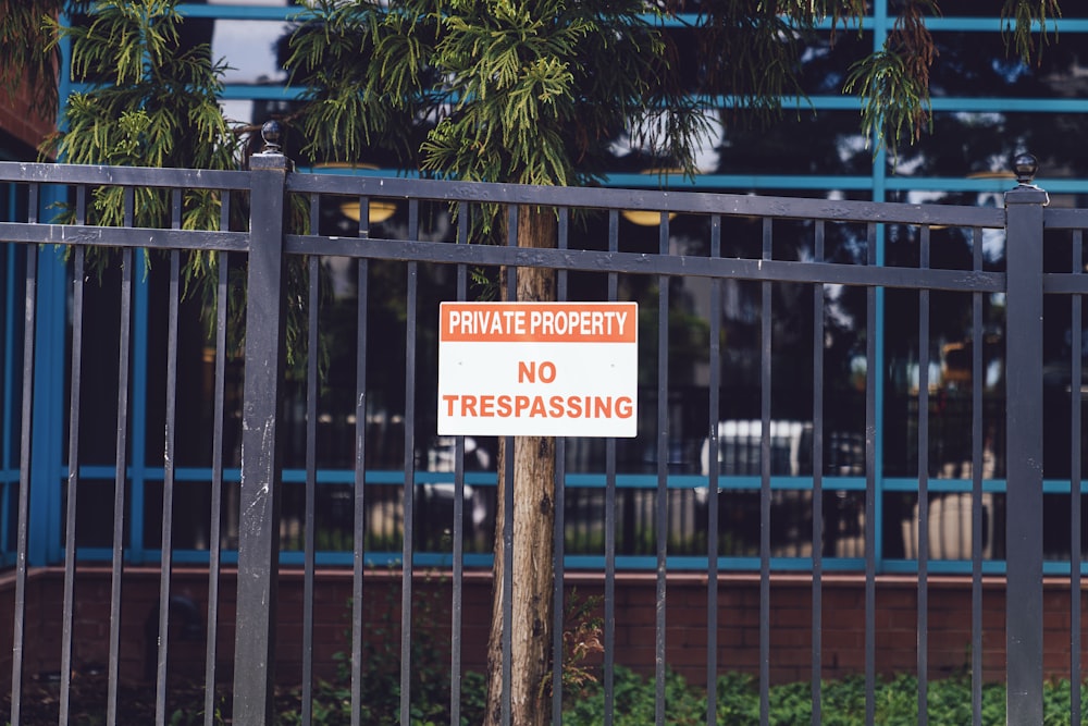 shallow focus photo of no trespassing signage