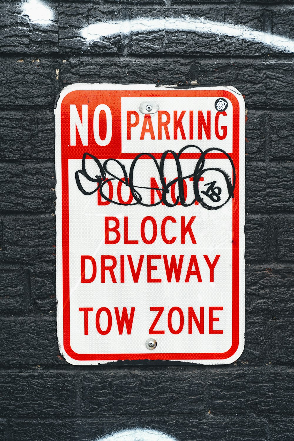 no parking do not block driveway tow zone sign