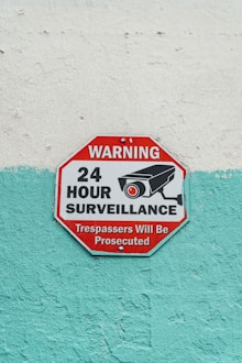 Señalización de cámaras de vigilancia en una pared