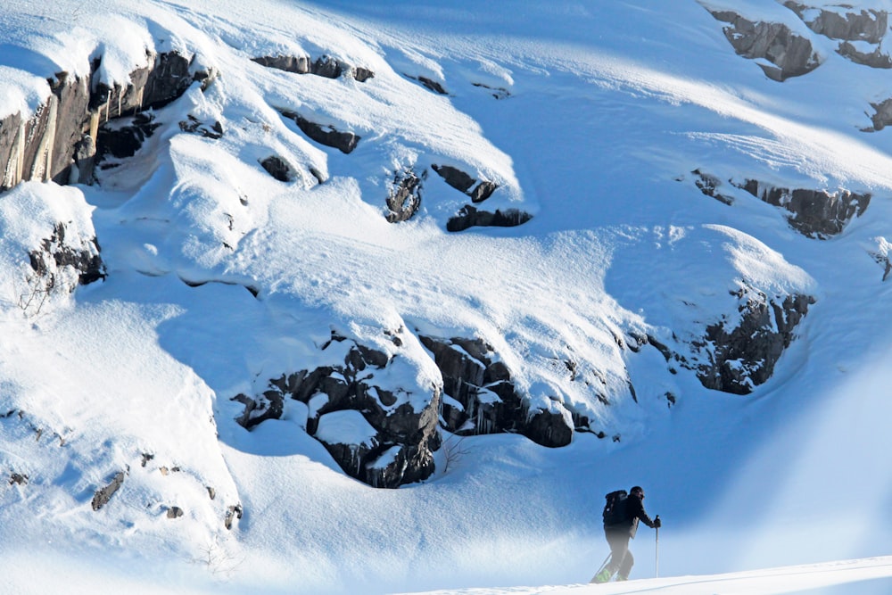 Mann Skifahren auf schneebedeckten Berg während des Tages
