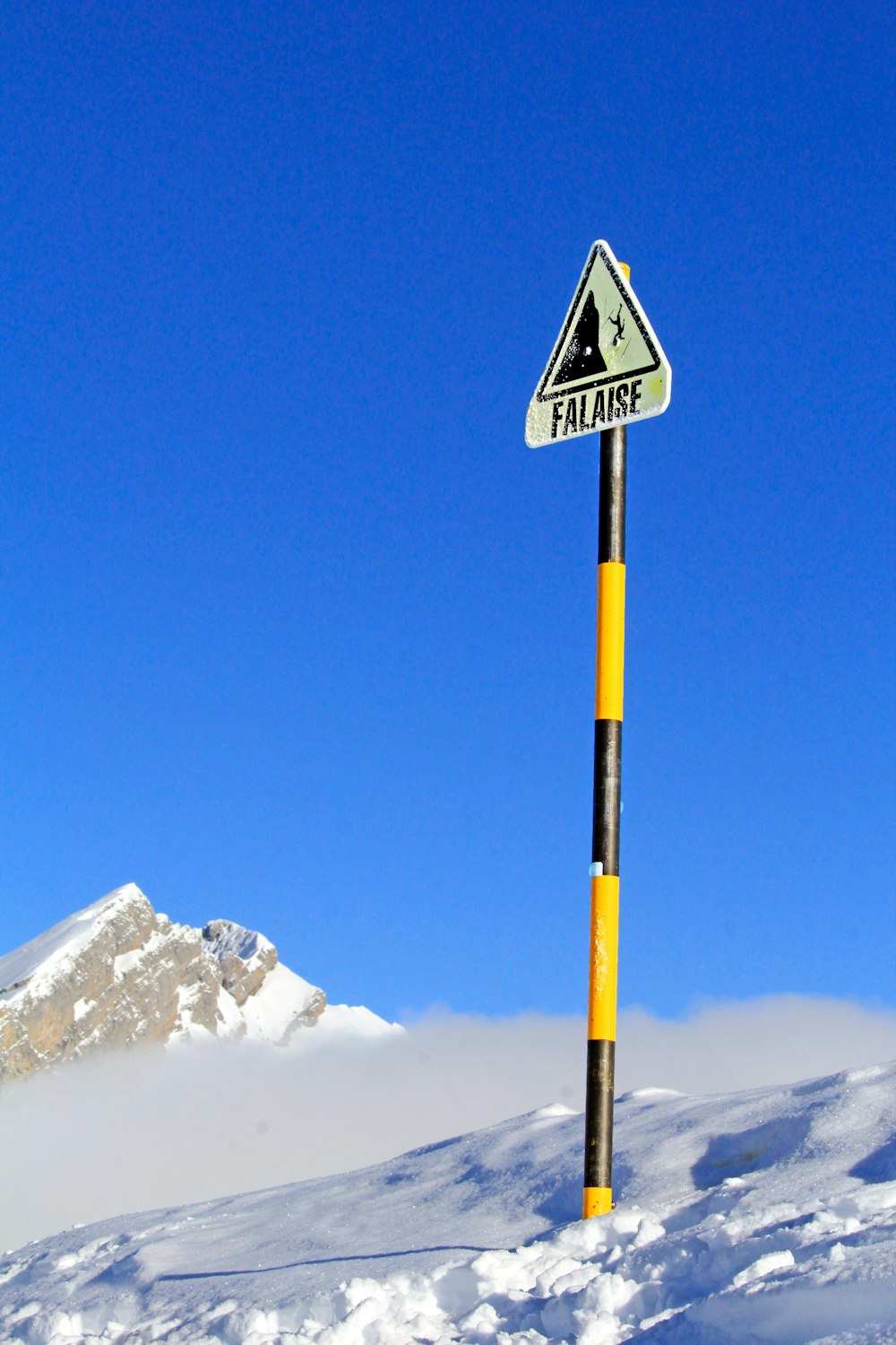 snowy mountain during daytime