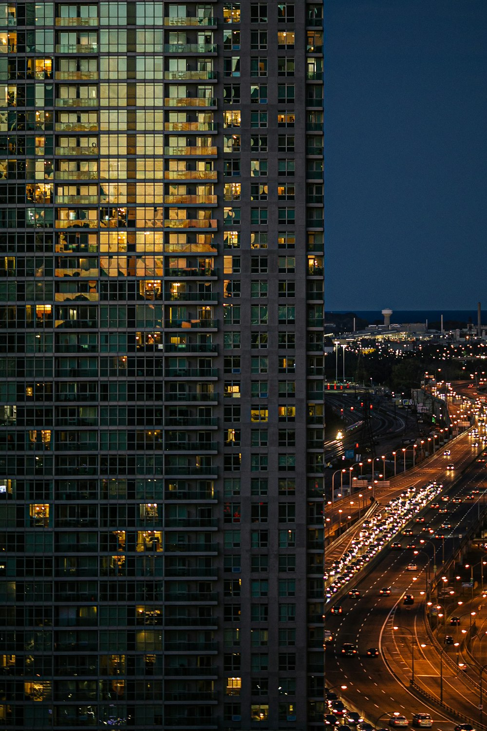 Fotografia aerea della città con grattacieli durante la notte