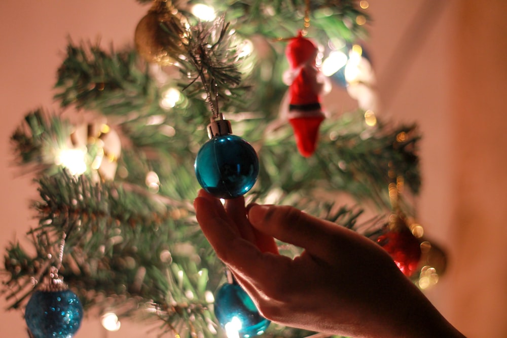 ornement de boule de Noël bleu