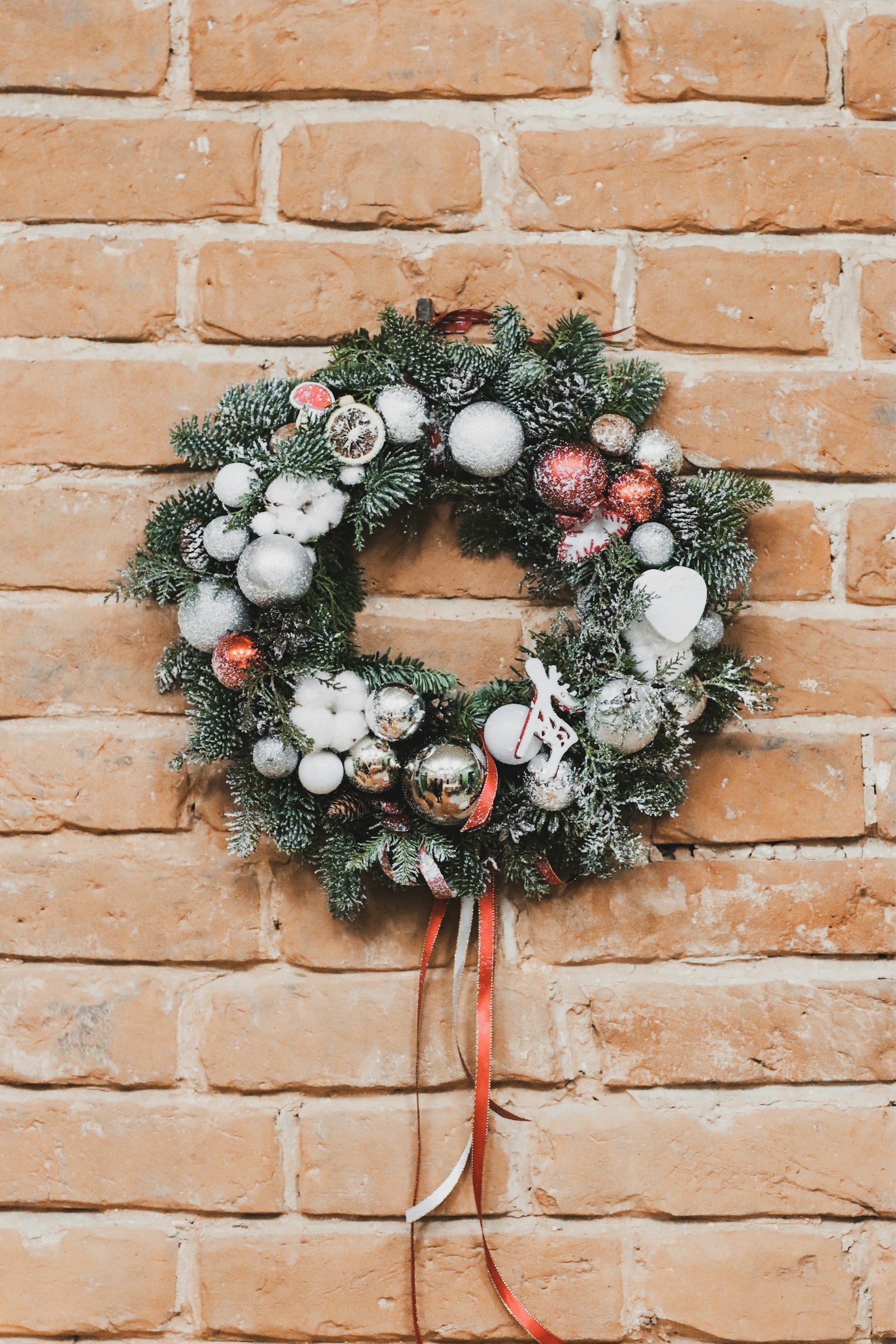 Canon EOS M50 (EOS Kiss M) + Canon EF 85mm F1.8 USM sample photo. Green christmas wreath photography