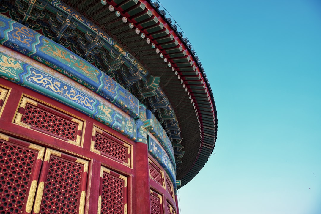 shallow focus photo of red and blue building