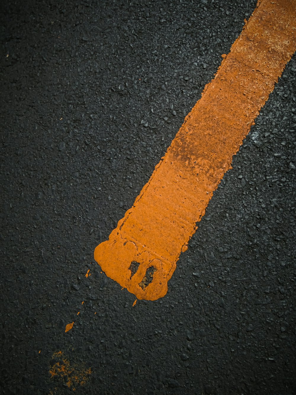 route en béton gris et jaune