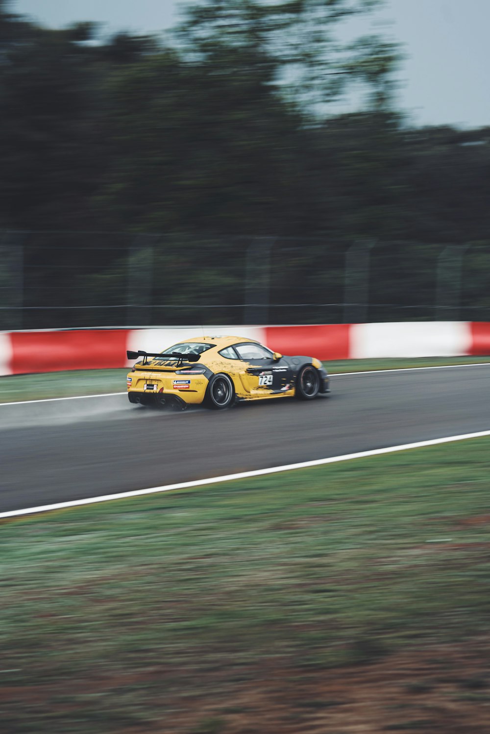 Photo de mise au point superficielle d’un coupé noir et jaune