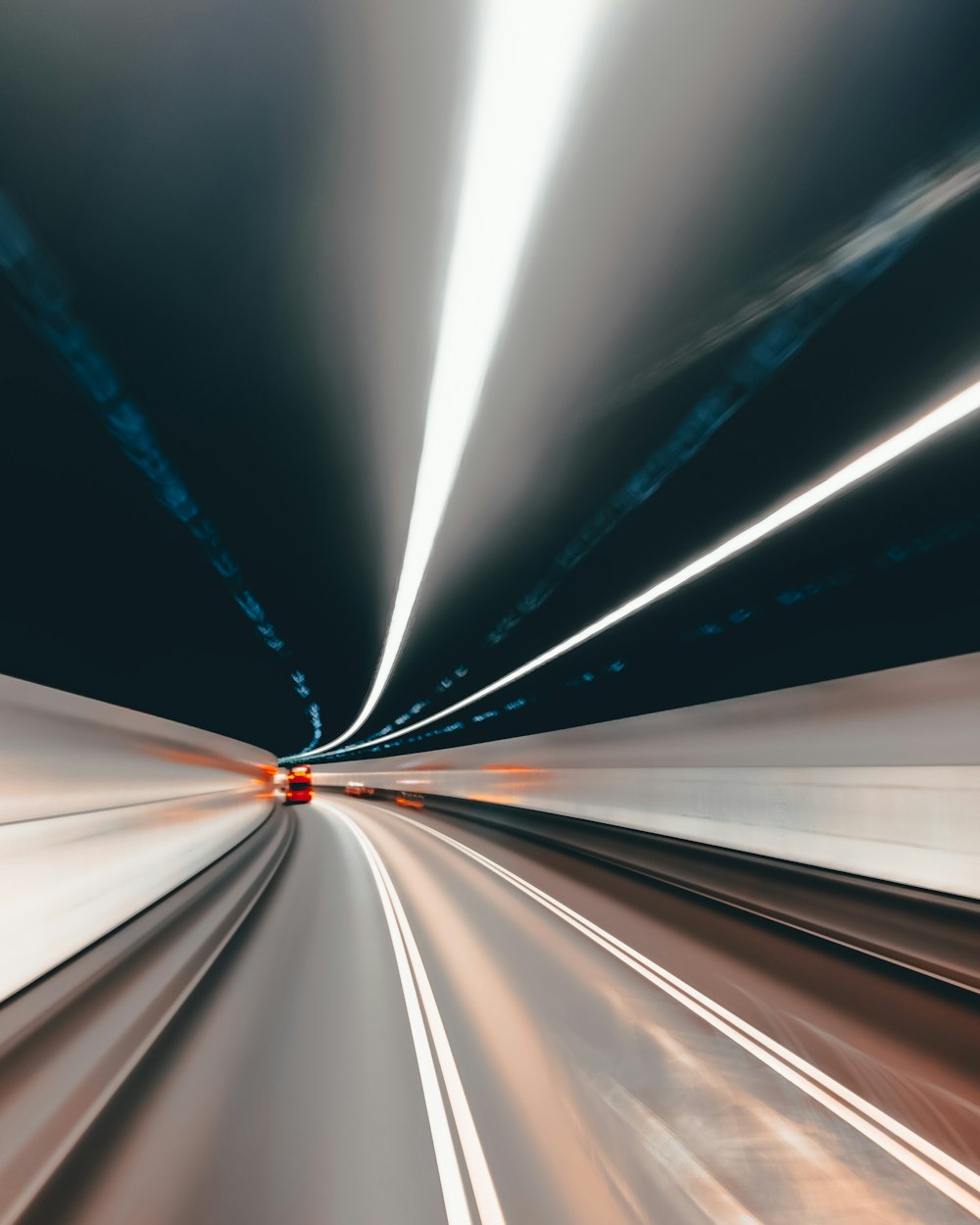 uma foto desfocada de um carro passando por um túnel