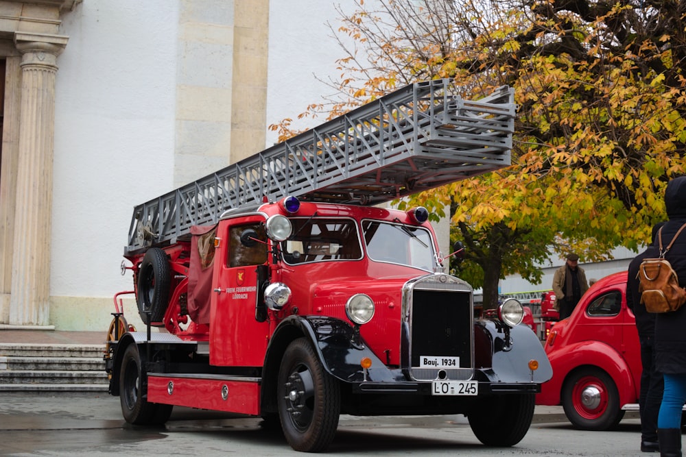 foto a fuoco superficiale del camion dei pompieri rosso