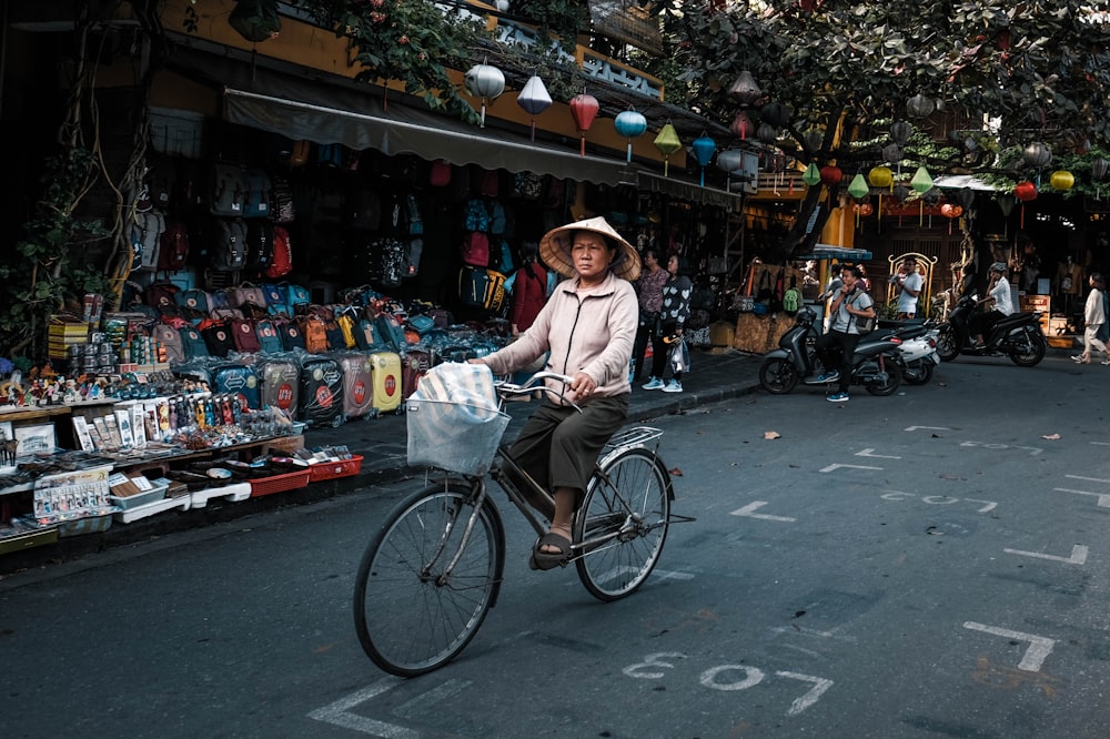 mujer conduciendo bicicleta