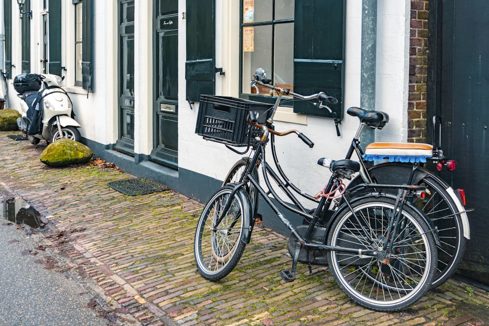 vélos garés au bord de la rue