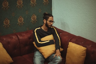 hombre sentado en sofa en terapia