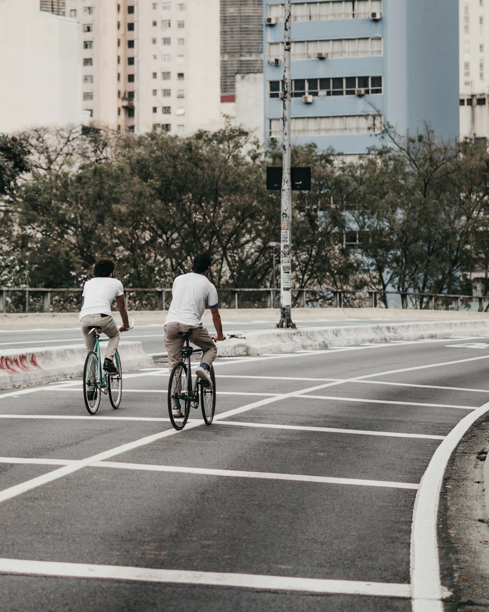 自転車に乗った二人の男